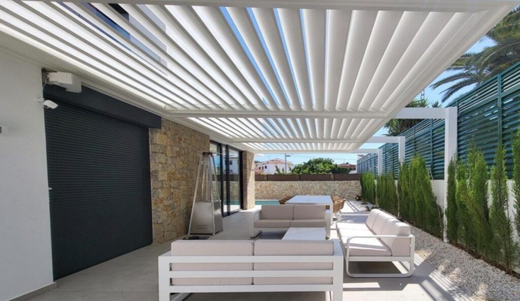 Modelo Smart louvred pergola in Pure White on a terrace